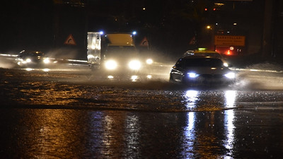 İzmir'de sağanak yağış kazalara neden oldu