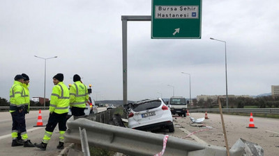 Refüje çarpan otomobile bariyer saplandı!
