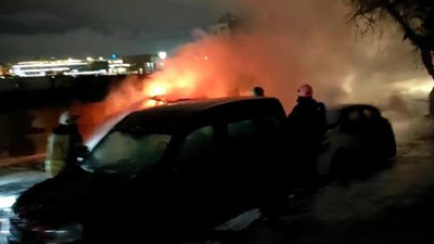 Zeytinburnu'nda doğal gaz patlaması: 3 araç alev alev yandı