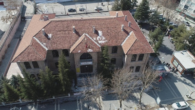 1500'ün üzerinde bina yıkılırken; 1933 yılında yapılan okul depremlerde yıkılmadı