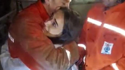 16 yaşındaki genç kız enkazdan kurtarıldı: Ekiplere sarılıp ağladı