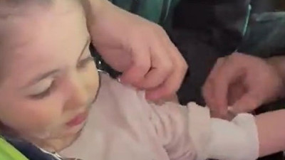 5 yaşındaki minik Hazal enkazdan kurtarıldı! 'Su ister misin?' sorusuna verdiği cevap gülümsetti