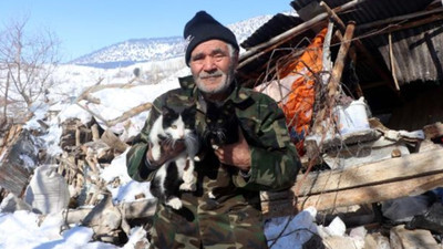 Eşi enkaz altında kaldı, 4 kedisini kurtarabildi