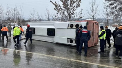 Cenaze taşıyan midibüs devrildi!