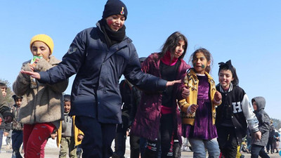 Çocukların komutan ablası: Jandarma Astsubay Belkıs Şahiner depremzede çocuklara destek oluyor