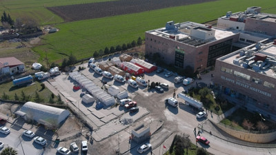 Deprem nedeniyle hastane bahçesinde yarık ve kırıklar oluştu