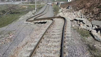 Deprem tren raylarını büktü!