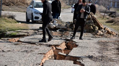 Depremde otoyol ve kara yollarında derin yarıklar oluştu