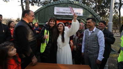 Depremden sonra ilk nikah; Kahramanmaraşlı çift çadırkentte dünyaevine girdi