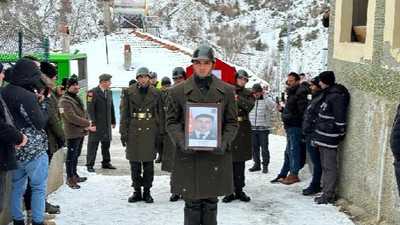 Depremden yaralı kurtuldu, eşi ve oğlunun cenazesine katıldı