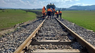 Depremden zarar gören demir yolları onarılıyor