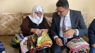 Depremzedelere düvesini bağışladı; bu kez de dokuduğu çorapları gönderdi
