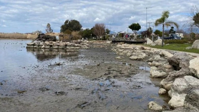 Fethiye’de deniz kıyıdan 10 metre çekildi