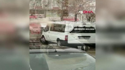 Hastane bahçesinde park halinde bulunan minibüs alev aldı!