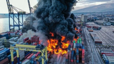 Hatay İskenderun Limanı'nda depremde devrilen konteynerlerde çıkan yangın sürüyor