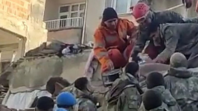 Hatay’dan sevindiren haber: Enkaz altındaki Buse kurtarıldı