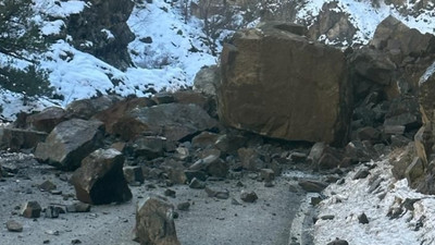 Heyelanda kayalar düştü; yol kapandı