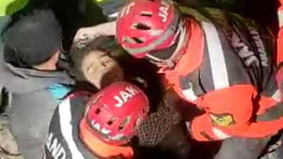 JAK ekibi, 76 saat sonra kız çocuğunu enkazdan çıkardı