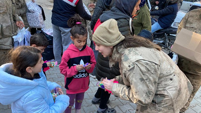 Jandarma depremzede çocukların yaralarını sarıyor