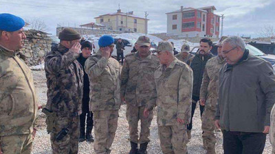 Jandarma depremzedelerin yanında: Dört koldan tahliye devam ediyor