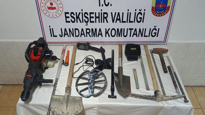 Jandarmadan kaçak kazıya suçüstü! 2 kişi yakalandı