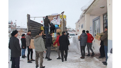 Karayazı Kaymakamlığı deprem sonrası harekete geçti: Afetzedelere yardımlar yola çıktı