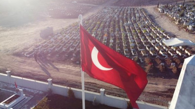 Kiminde gelinlik, kiminde oyuncak var! Depremde hayatını kaybedenlerin mezarları yürek dağladı