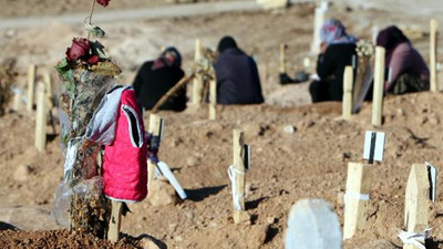 Mezarlıktaki kırmızı montun altından dram çıktı: Baba kucağında kızı ile defnedildi