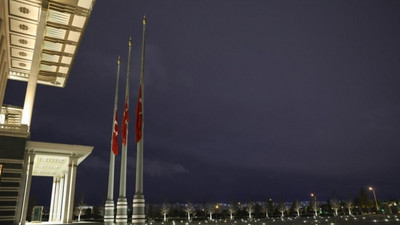 Milli yas ilanının ardından Türk bayrakları yarıya indirildi!