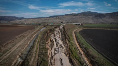 Pazarcık'ta yarılan yol havadan görüntülendi!