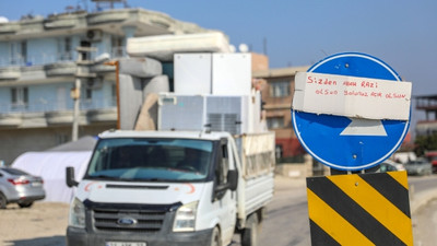 Samandağ'da yardıma gelip ayrılanlar için tabelaya "Yolunuz açık olsun" notu asıldı