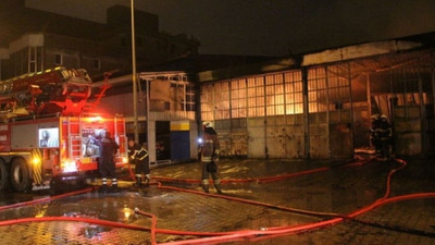 Sanayi sitesinde yer alan 3 işyeri yandı! 1 itfaiye eri yaralandı