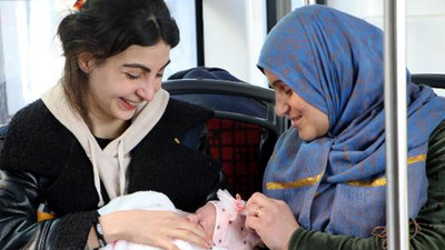 ­­­­­­­­­­Suriyeli anne, hayatlarını kurtaran hemşirenin adını bebeğine verdi