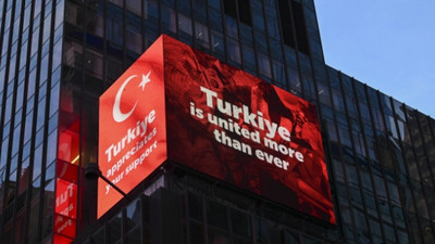 Times Meydanı'nda Türkiye'deki depremlerde yaşamını yitirinler için mesajlar yayınlandı