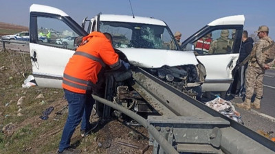 Viranşehir kara yolunda kamyonet bariyere saplandı: 2 ölü, 3 yaralı