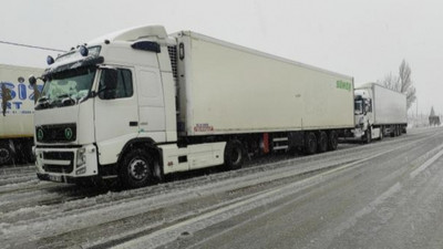 Antalya-Konya kara yolu yoğun kar yağışı nedeniyle tır geçişlerine kapatıldı