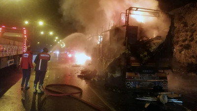 Deprem bölgesinden ev eşyası taşıyan TIR alev aldı!