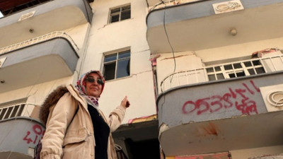 Depremde ağır hasar alan binadan; internet kablosunu kullanarak kurtulmuşlar