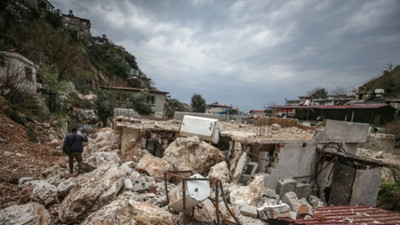 Depremde yıkılmayan evlere; dağdan kopan kayalar zarar verdi