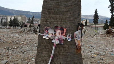 Enkaz önündeki ağaçlara astılar! Asrın felaketinden geriye fotoğraflar kaldı
