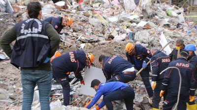 Kayıp olarak aranıyordu; cesedi enkaz altında kalan otomobilinde bulundu
