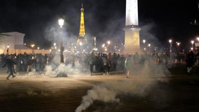 Paris'te emeklilik reformu protesto edildi; 200 kişiye gözaltı