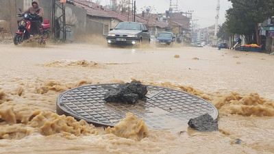 Rögar taştı, cadde göle döndü!
