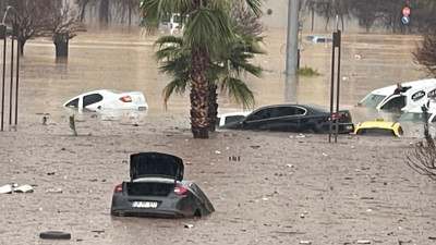 Sağanak sele dönüştü! Suya kapılan 6 kişi aranıyor