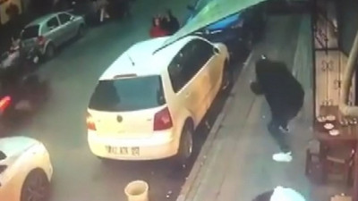 Silahlı saldırı! Kurşunlara aldırmadan çay içmeye devam ettiler