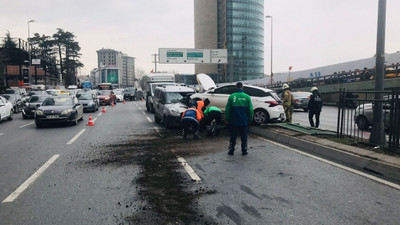 Zincirleme trafik kazası! 4 araç birbirine girdi
