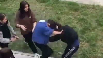 Liseli kızların bıçaklı kavgasında kan aktı! Tekme tokat birbirlerine girdiler