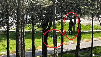 Öldürüp cesedinin başında bekledi