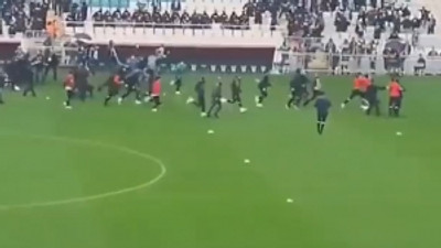 Bursaspor Amedspor maçı öncesi saha savaş alanına döndü! Futbolcular arasında kavga çıktı