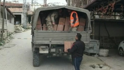 Jandarma ve STK'lardan depremzedelere yardım eli